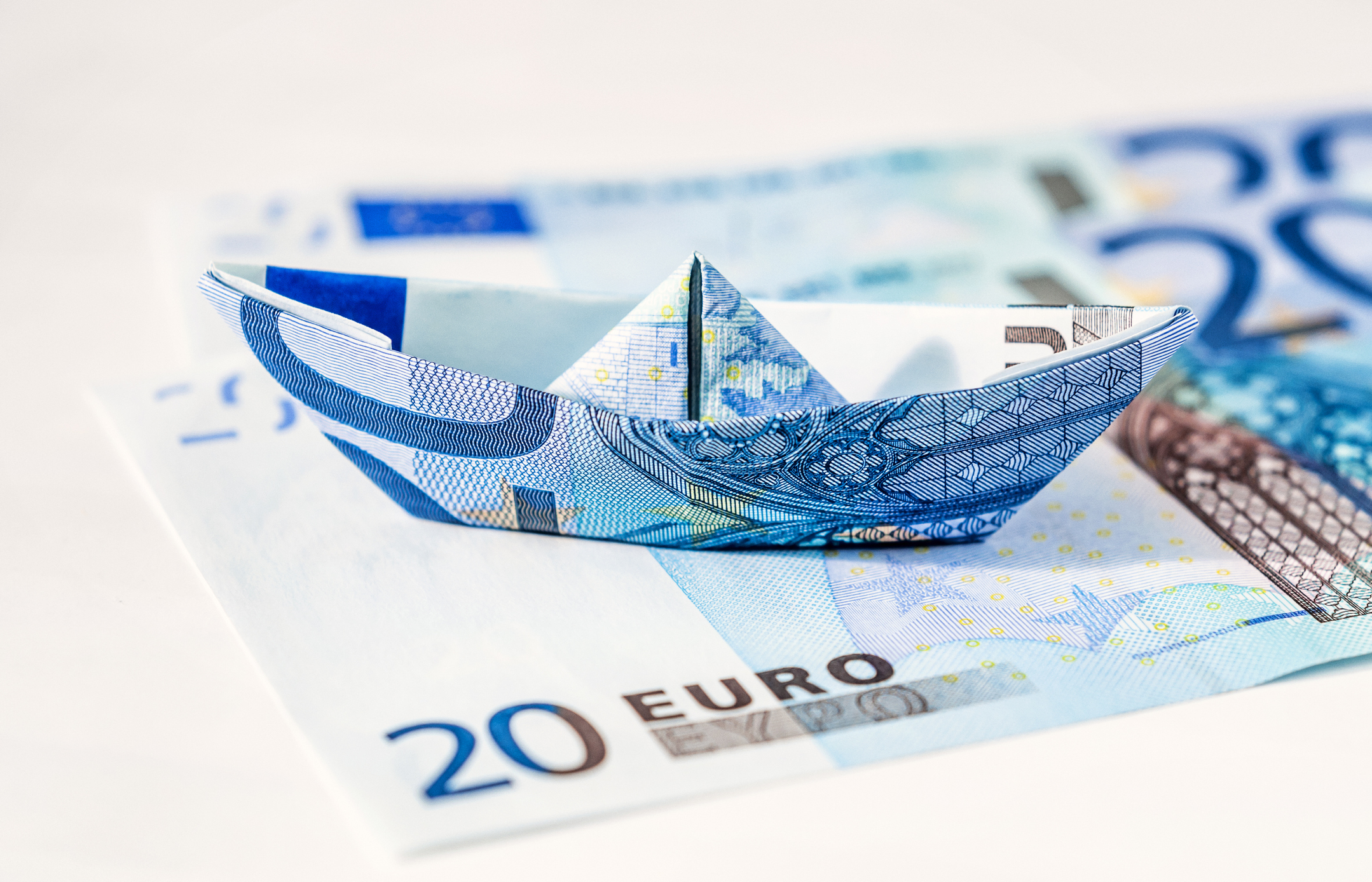 20-Euro-Banknote, zu einem Papierschiffchen gefaltet