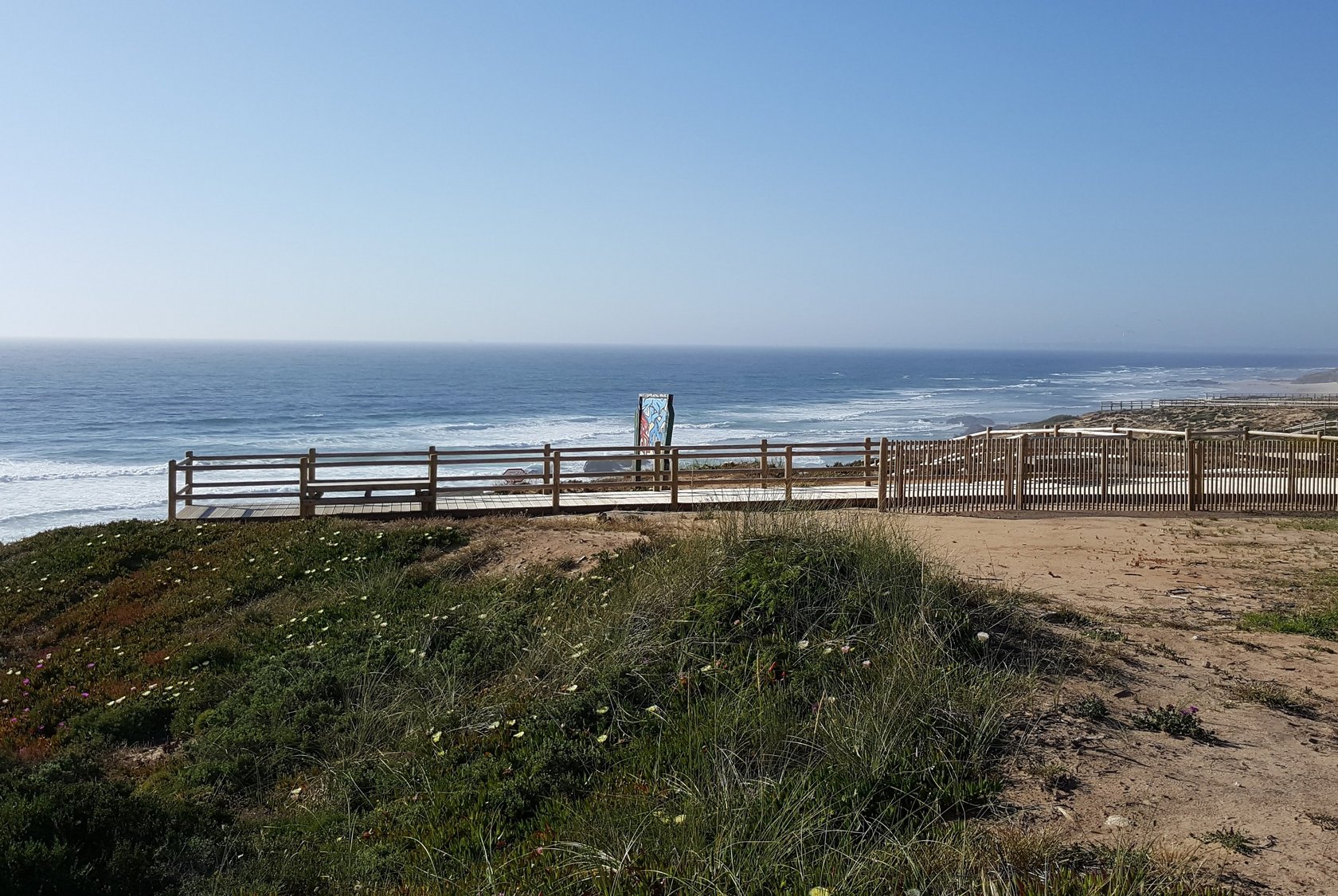 Steg der ins Meer führt in Portugal am Strand