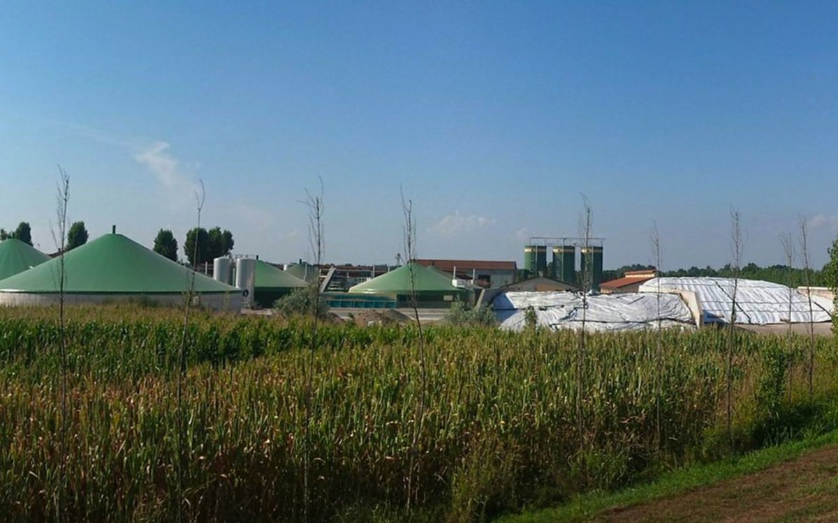 Biogasanlage in einem Feld