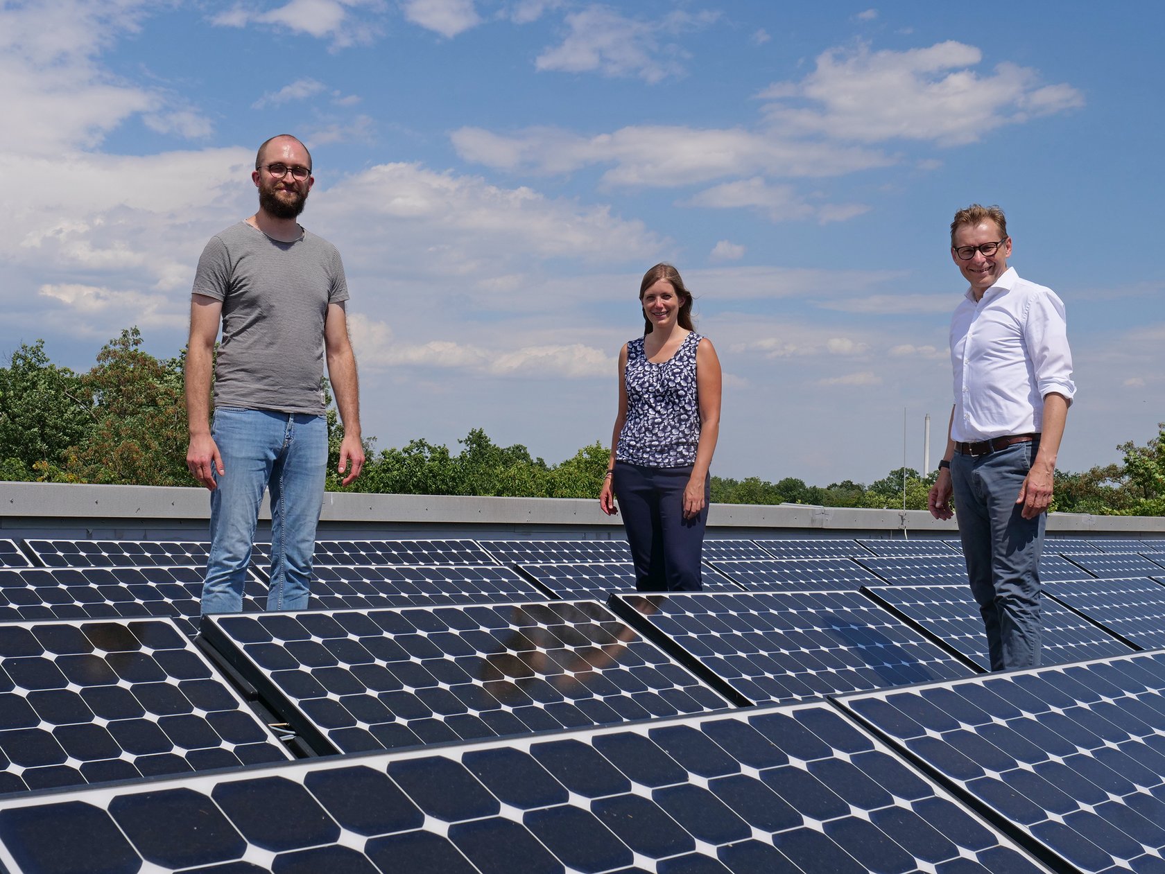 Prorektor Prof. Dr. Robert Pawlowski (r.) mit dem neuen Klimaschutzmanager der HKA Géza Solar (l.) und Selma Janssen, Nachhaltigkeits- und Energiemanagerin der Hochschule (m.), bei einer Photovoltaikanlage auf dem Dach eines Hochschulgebäudes