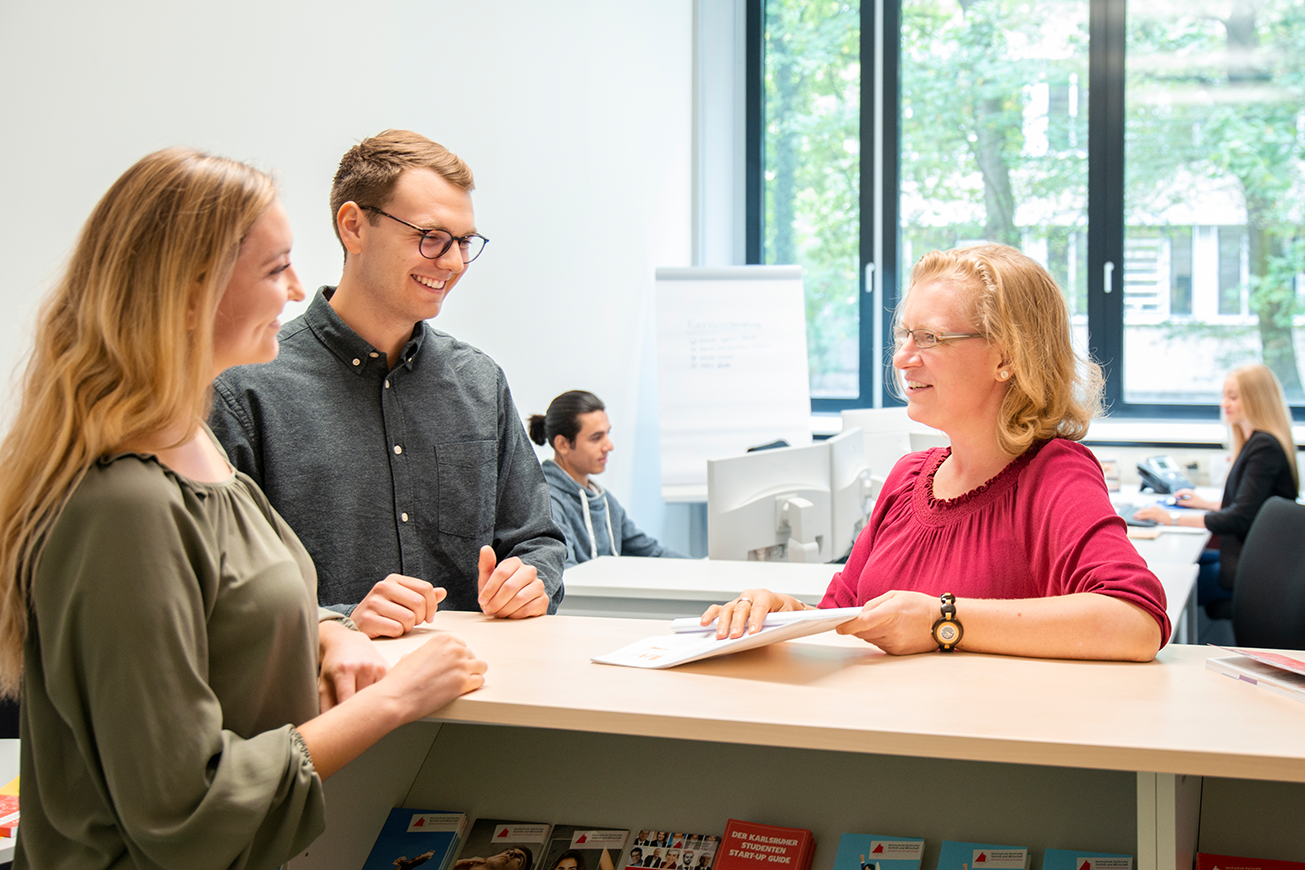 Angebote im Überblick Karriereberaterin der Hochschule Karlsruhe im Gespräch mit zwei Studierenden