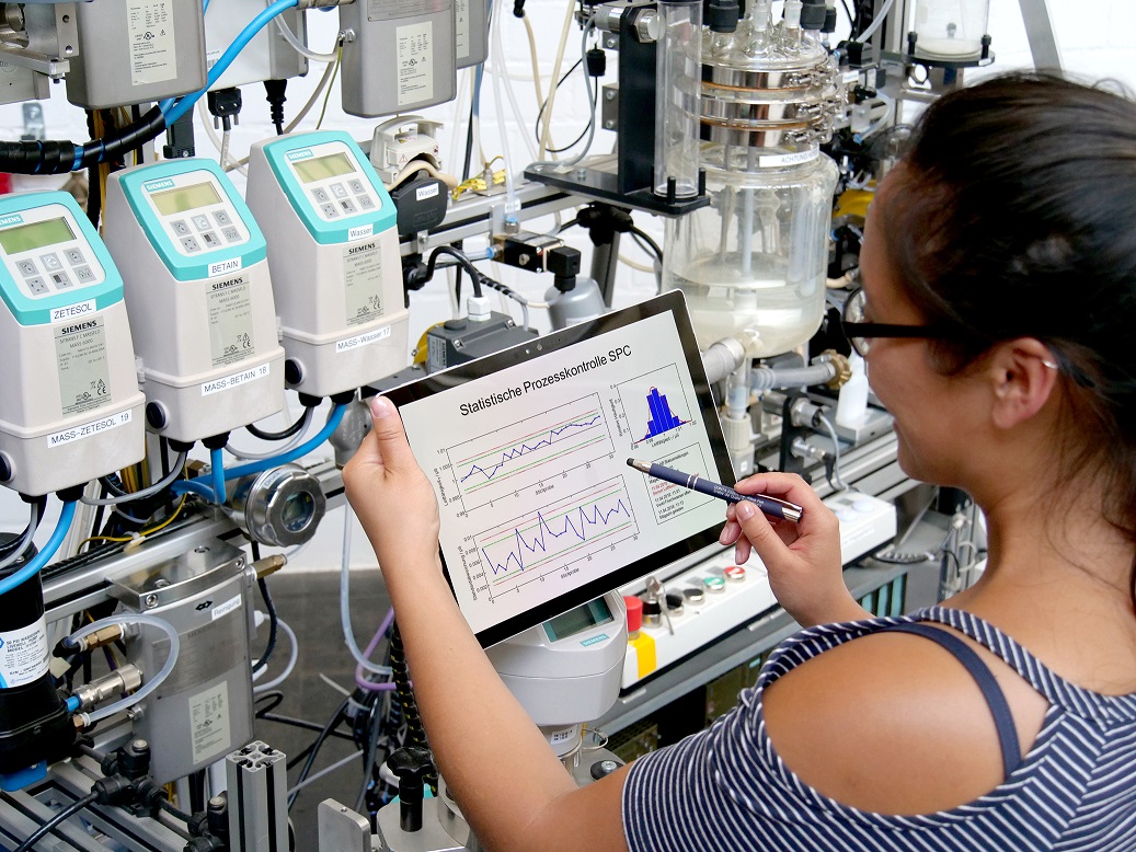 Studentin bedient die Cosmolab-Anlage im Labor der Automatisierungstechnik an der Hochschule Karlsruhe