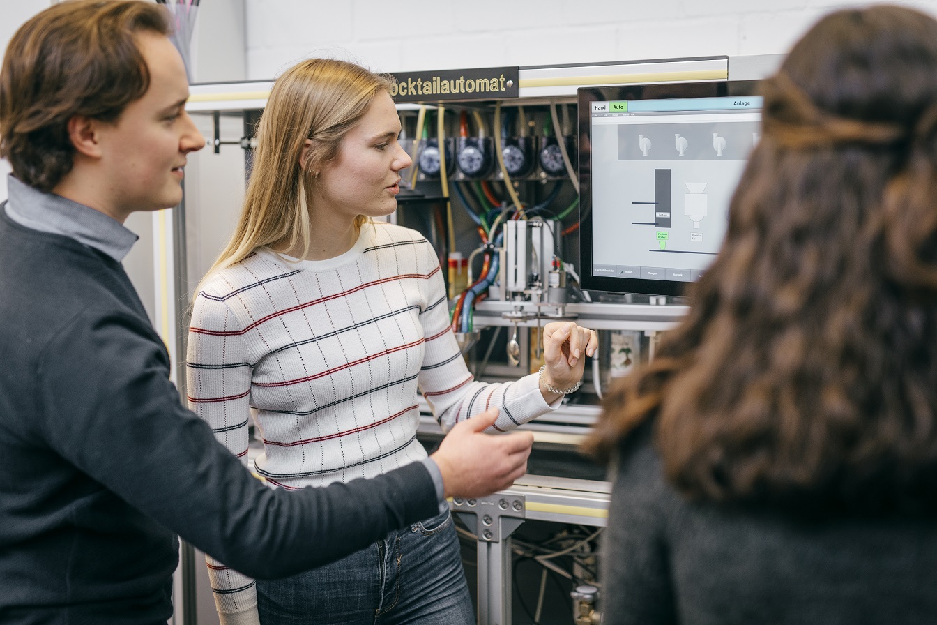 Studenten arbeiten an der Cosmolab-Anlage im Rahmen ihres Studiums der Automatisierungstechnik an der Fakultät Elektro- und Informationstechnik an der Hochschule Karlsruhe