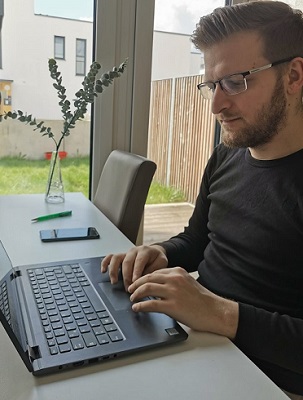 Informationstechnik ist angewandtes Wissen - darüber berichtet Deniz Braun, Student des Studiengangs Informationstechnik an der Fakultät Elektro- und Informationstechnik der Hochschule Karlsruhe.