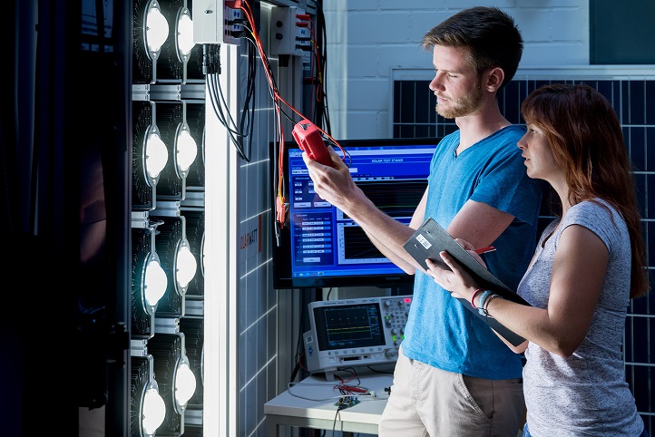 Studierende arbeiten an einem Solarpanel Das Solarpanel ist nur eine von vielen Projektarbeiten aus den Laboren des Studiengangs Energietechnik und Erneuerbare Energien. Studierende können damit ihr erlerntes theoretisches Wissen in der Praxis vertiefen.