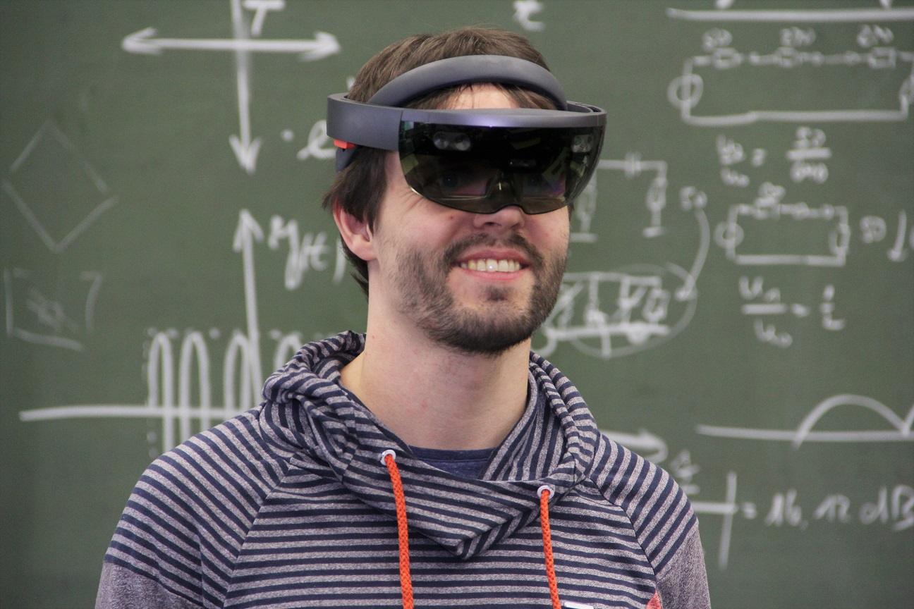 Der frühere Student und jetzige Dozent des Studiengangs Informationstechnik an der Fakultät Elektro- und Informationstechnik setzt in einer Projektarbeit eine VR-Brille ein.