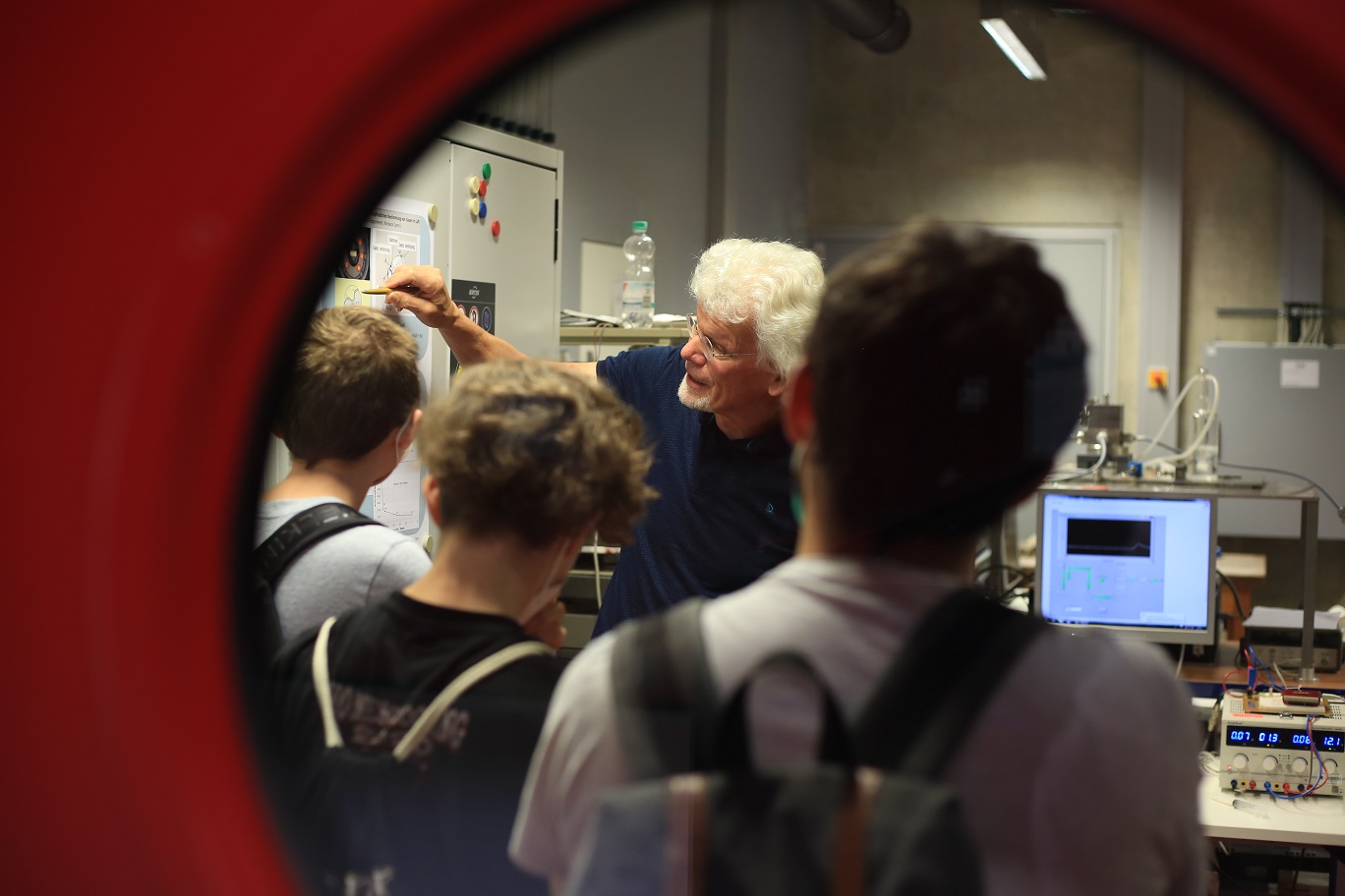Interessierte Schülerinnen und Schüler besuchen das Labor für Gassensorik an der Fakultät Elektro- und Informationstechnik der Hochschule Karlsruhe.