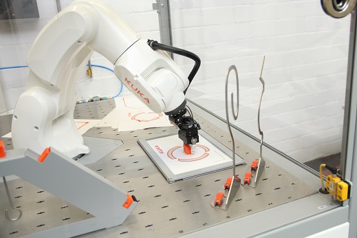 Roboter im Labor kann mit KI gesteuert werden