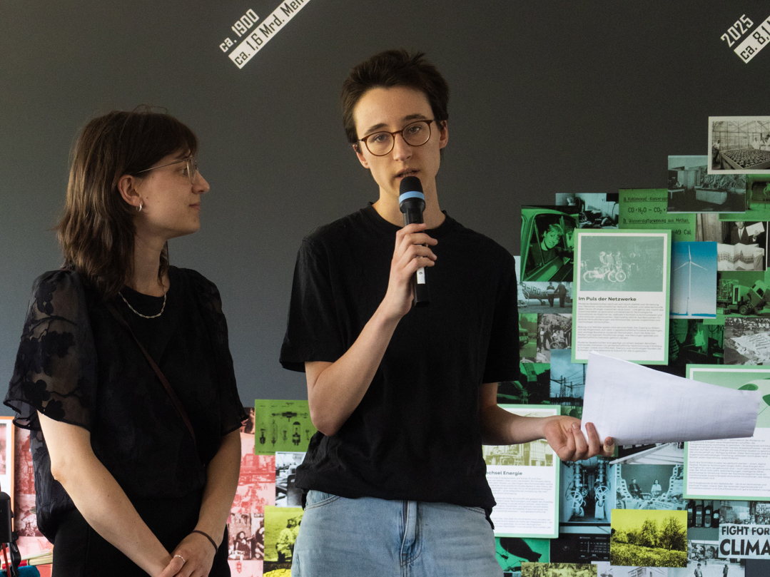 Studierende Paula Schacke und Mik Gremmelspacher auf der Bühne