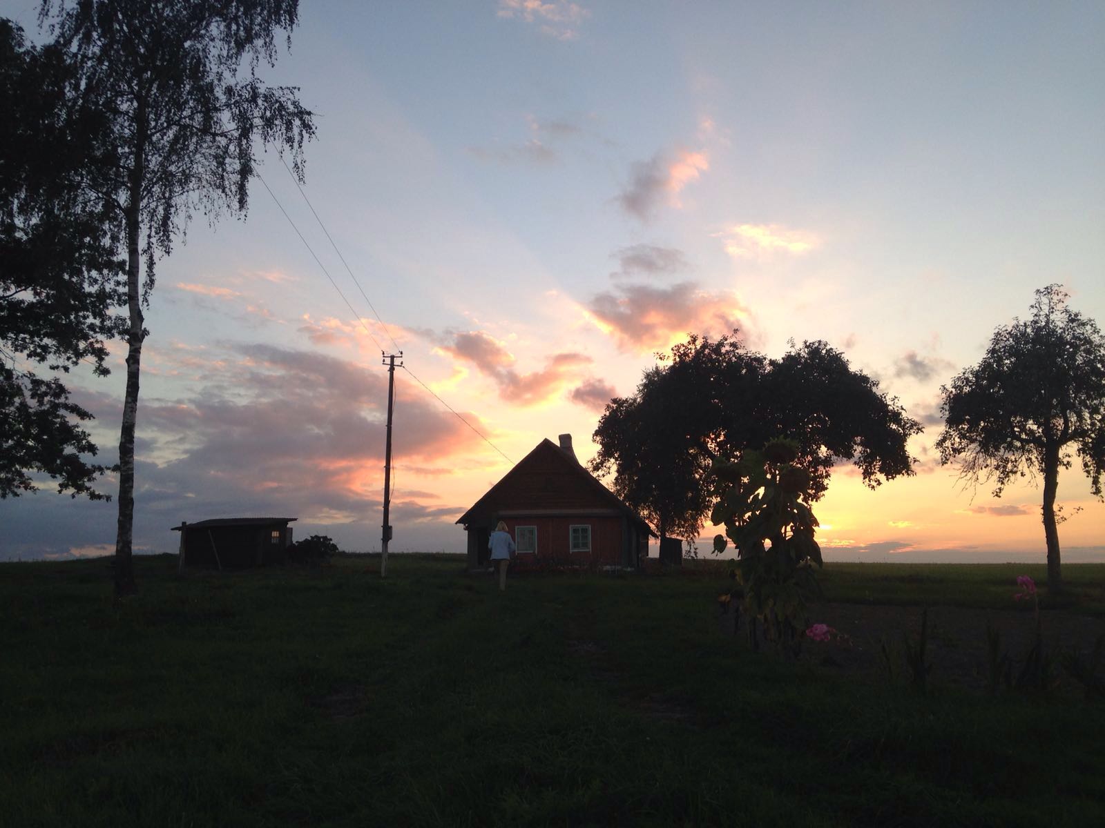 Kleines Haus im Sonnenuntergang in Litauen