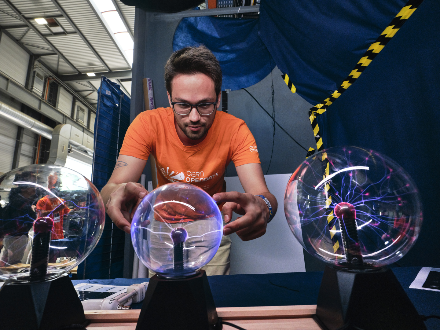 Mann mit Glaskugeln