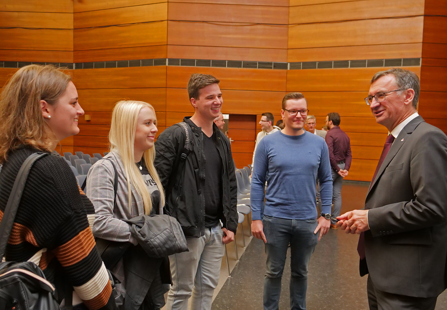 Students in conversation with Prof. Dr.-Ing. Quint