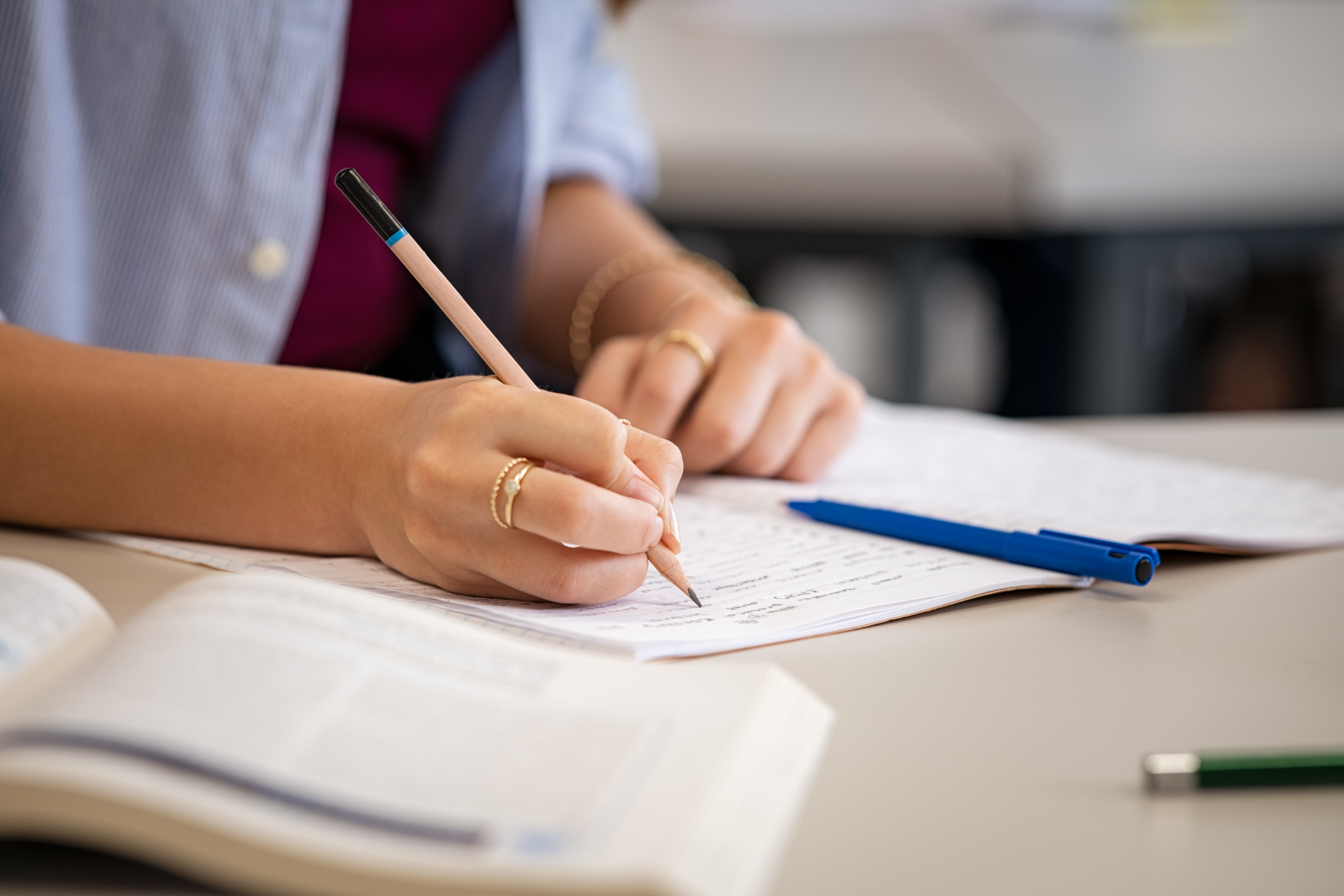 Writing notes in english. Лист бумаги для экзамена. writing notes. write on the desk.