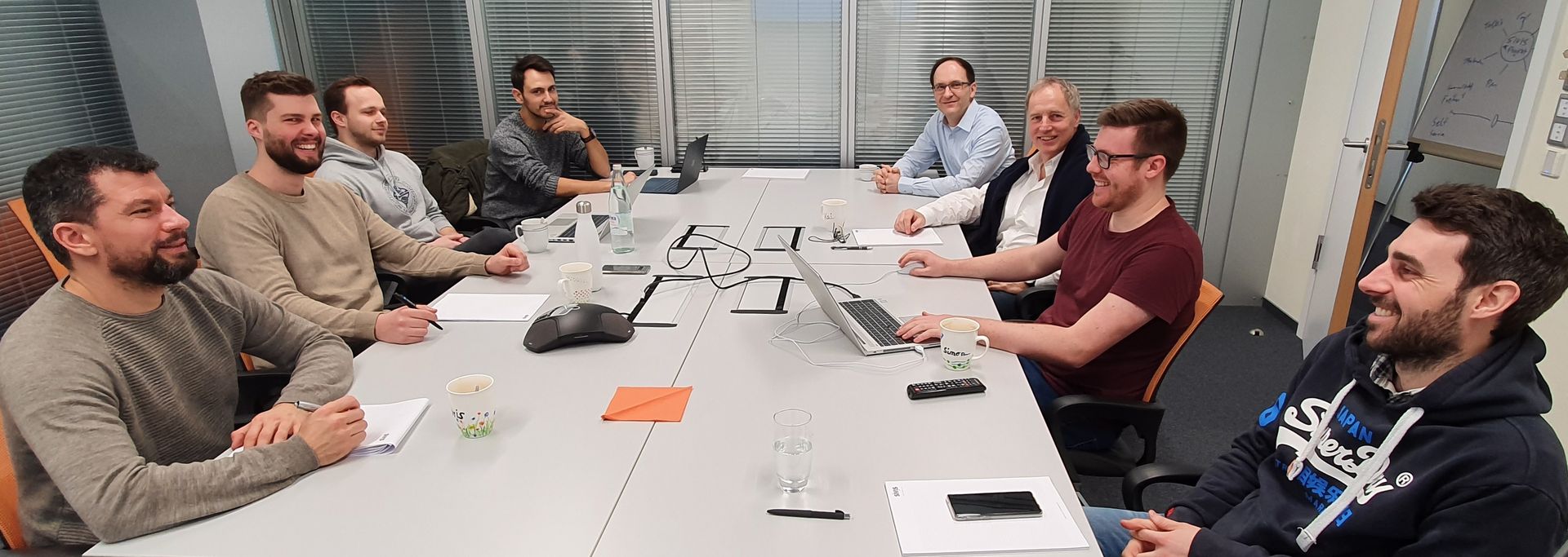 v.l.n.r. Boris Grothues (Entwicklungsleiter, SIVIS), Simon Heni (Entwickler SIVIS), Matthias Beil (Student, Hochschule Karlsruhe), Daniel Kreppein (Student, Hochschule Karlsruhe), Prof. Dr. Bernd Scheuermann (Hochschule Karlsruhe), Kai Bounin (Projektleiter AutoBer, Geschäftsführer, SIVIS), Simon Anderer (Akademischer Mitarbeiter, Hochschule Karlsruhe) , Daniel Heimburger (Entwickler, SIVIS)