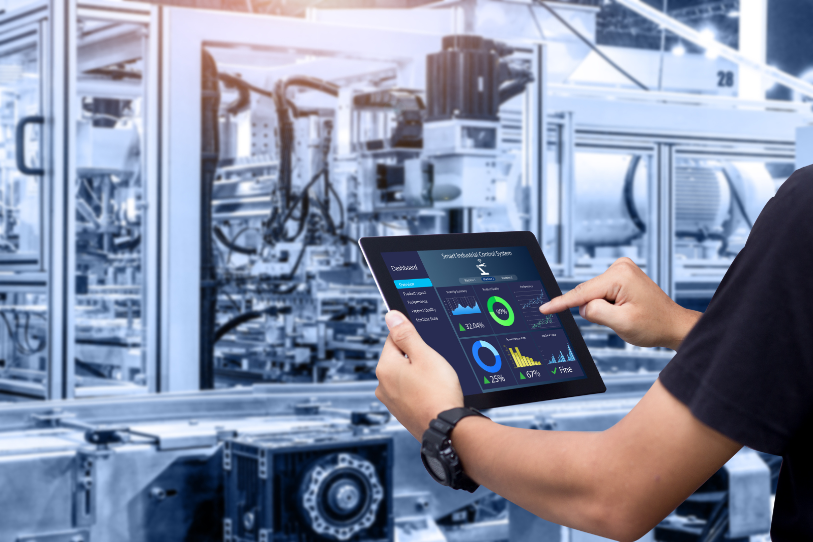 Mensch steht vor Industriemaschine und hat ein Tablet mit Grafiken in der Hand