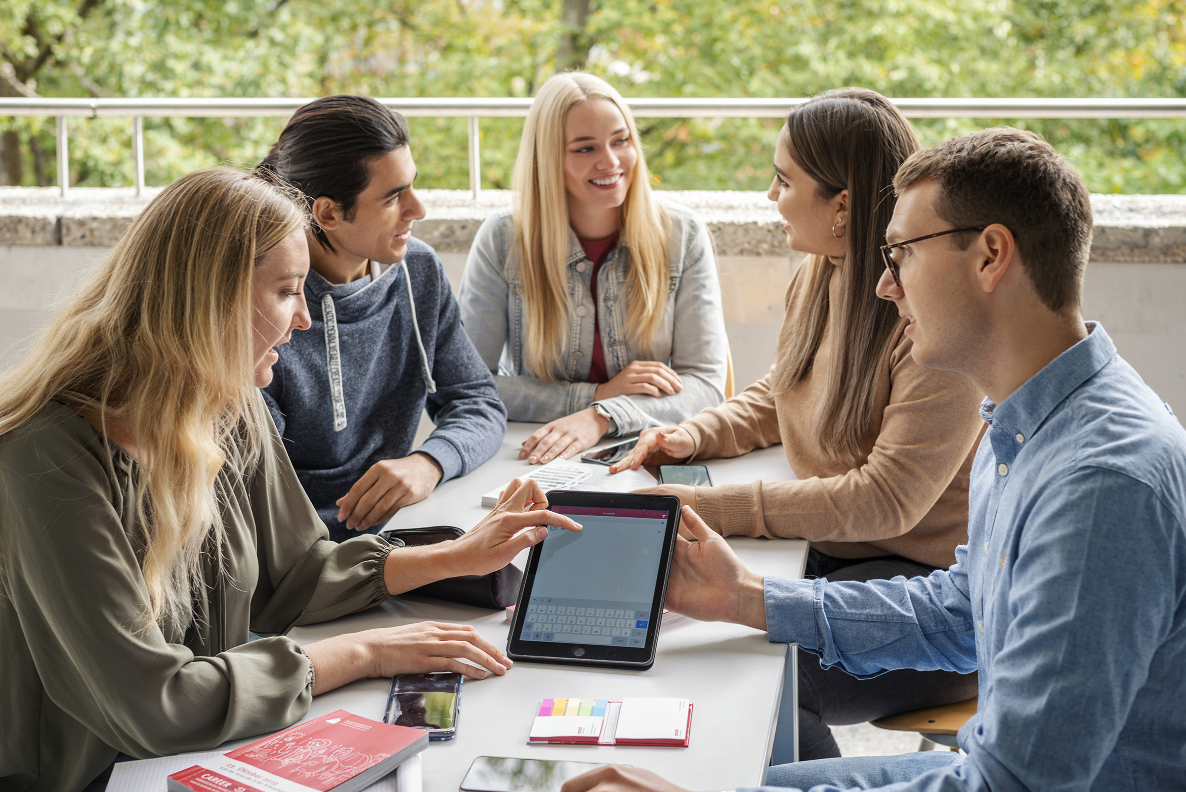 5 Studierende im Gespräch miteinander