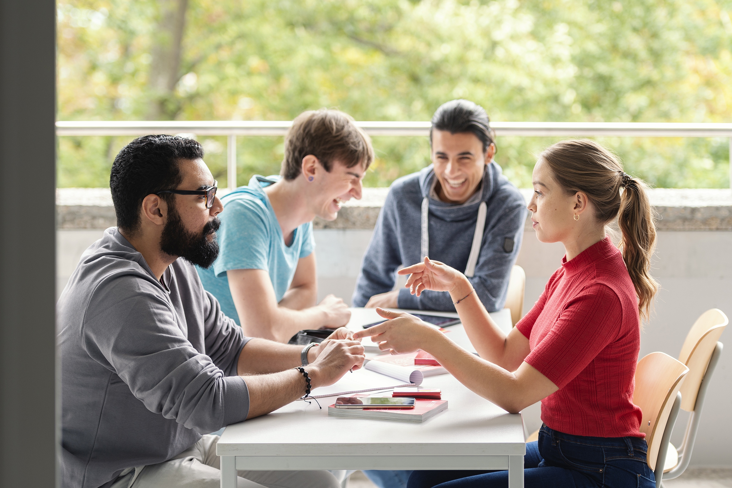 4 Studierende im Gespräch miteinander