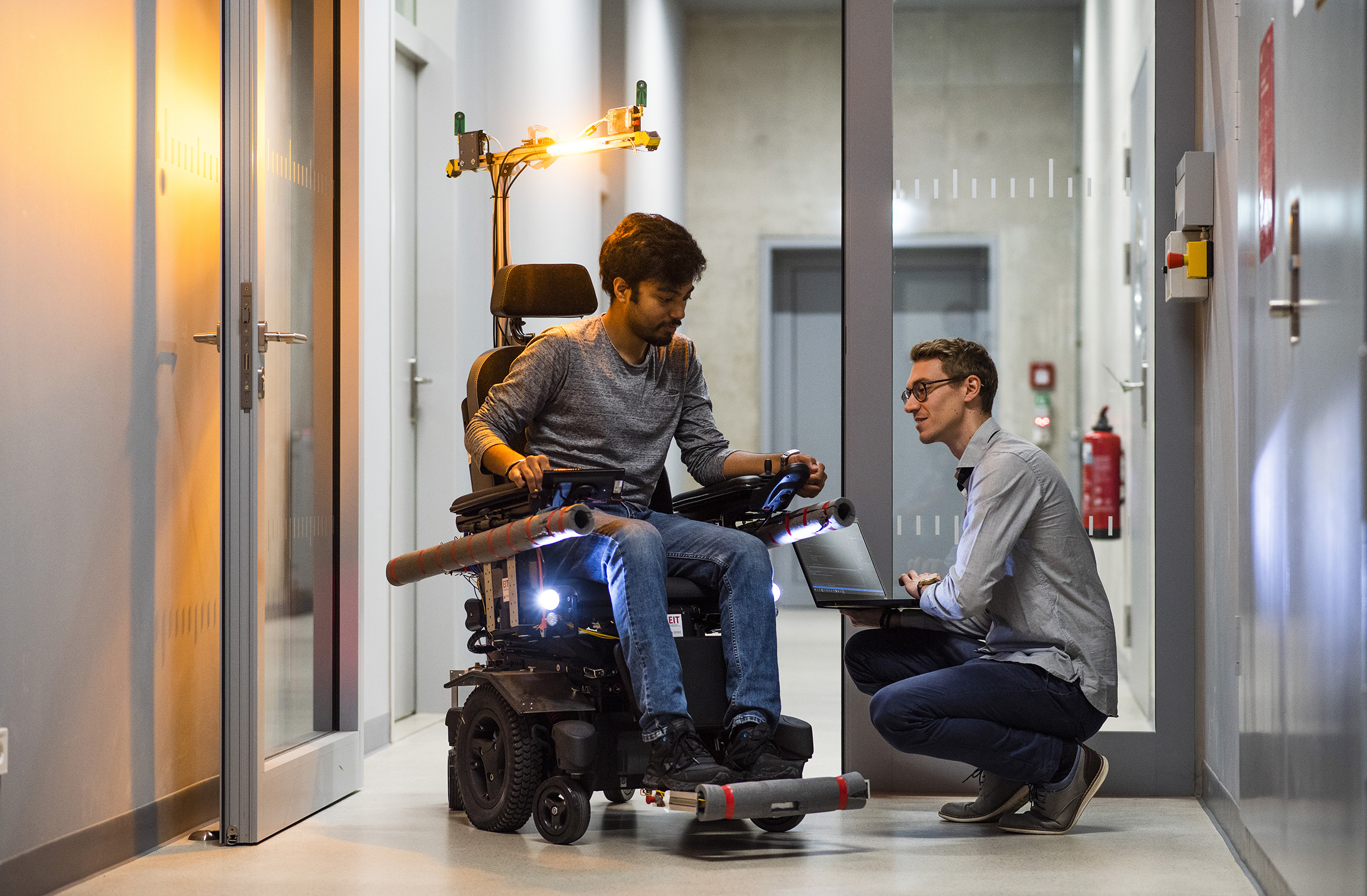 Studenten der Informationstechnik an der Fakultät Elektro- und Informationstechnik der Hochschule Karlsruhe setzen in einem studentischen Projekt ihr erworbenes Wissen an einem autonom fahrenden Rollstuhl um, der auch als Treppenlift genutzt werden kann.