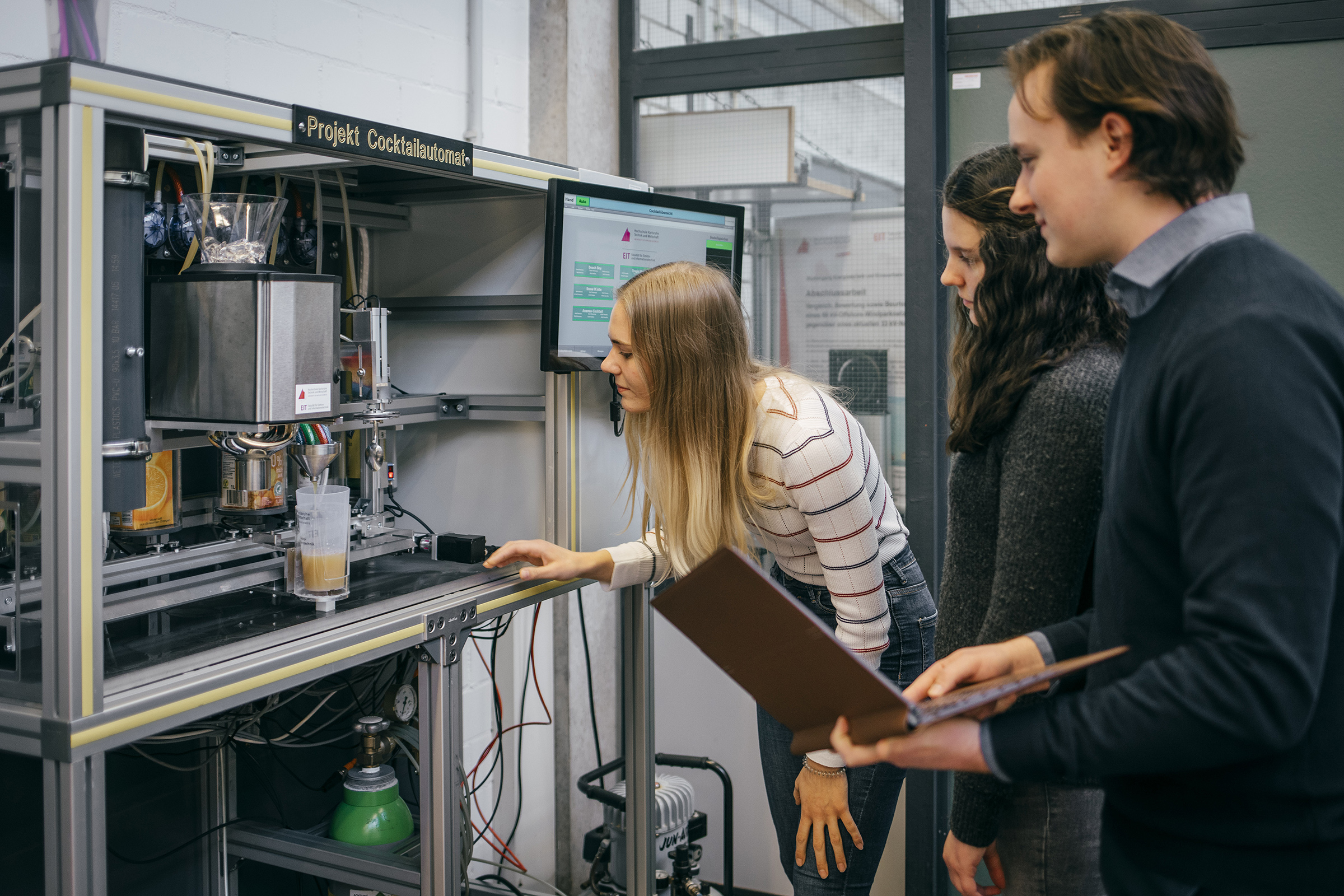 Automatisierungstechnik an der Hochschule Karlsruhe Studierende arbeiten an der Cocktailmaschine