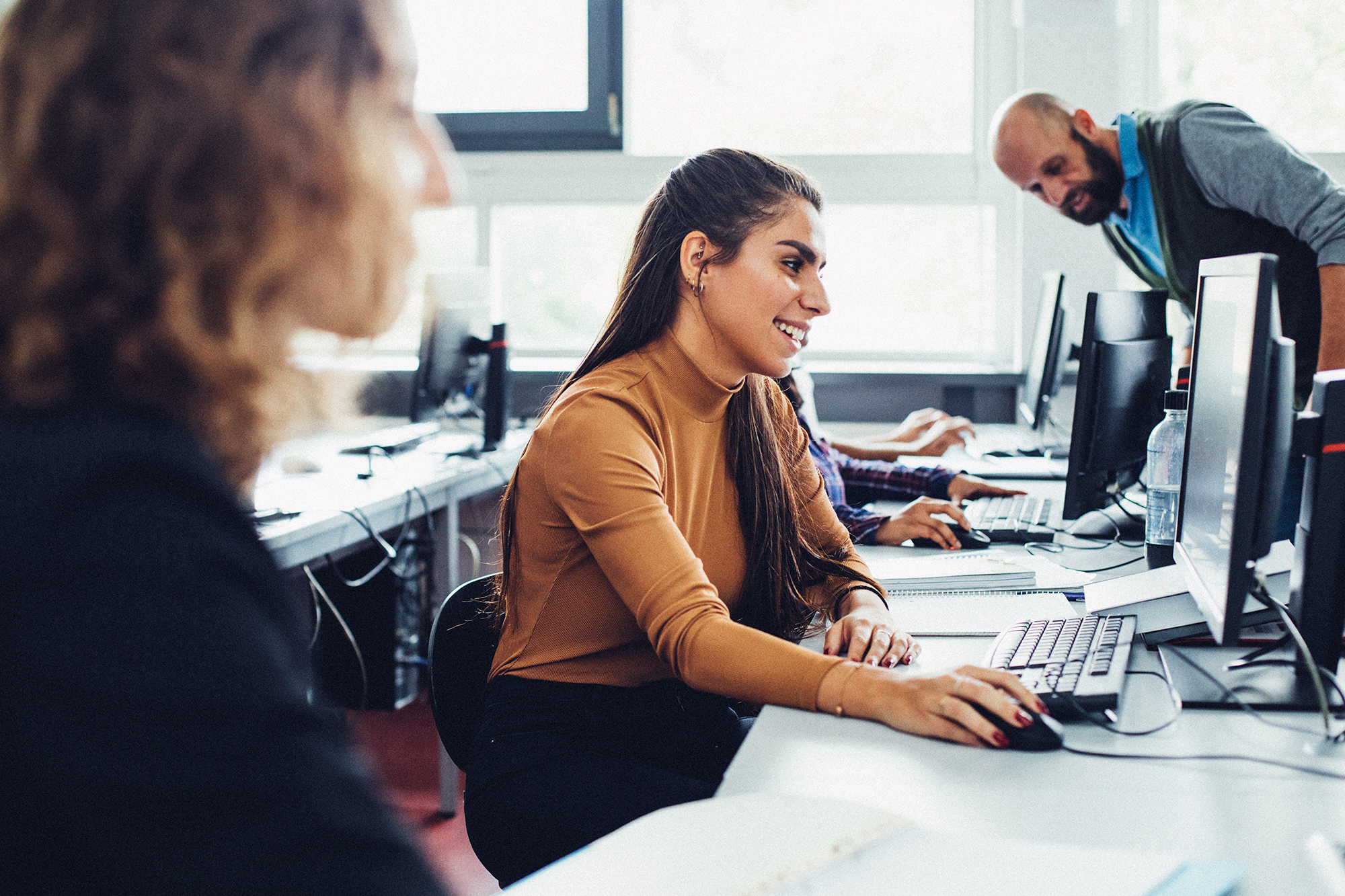 Studierende arbeiten im Computer Pool