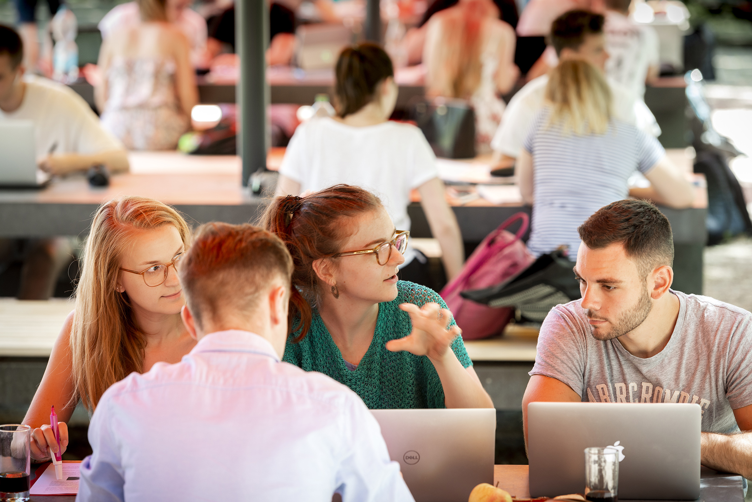Campus der HKA Studierende in kleiner Lerngruppe