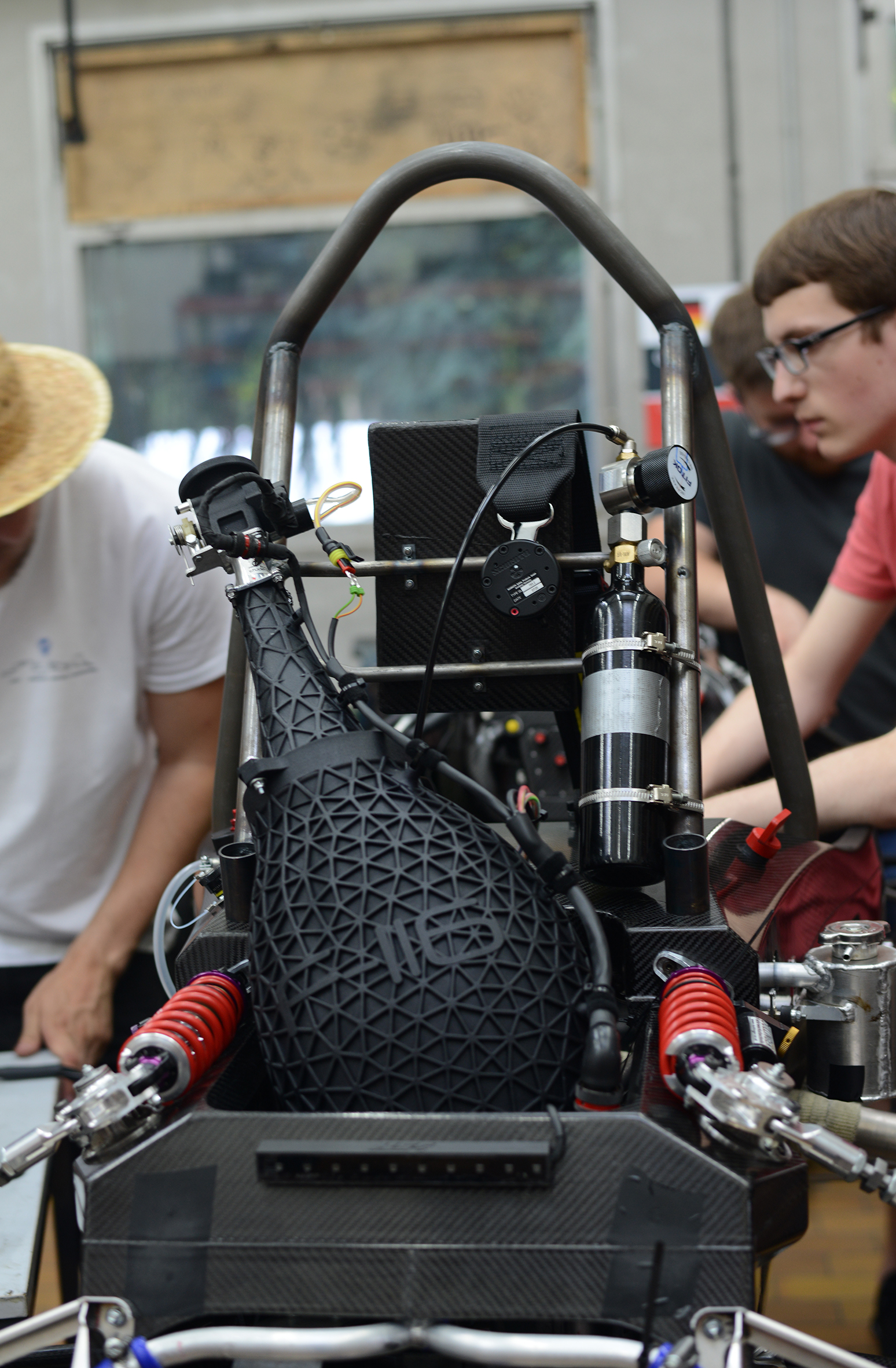 Montagearbeiten am Formula Student Rennwagen im Labor