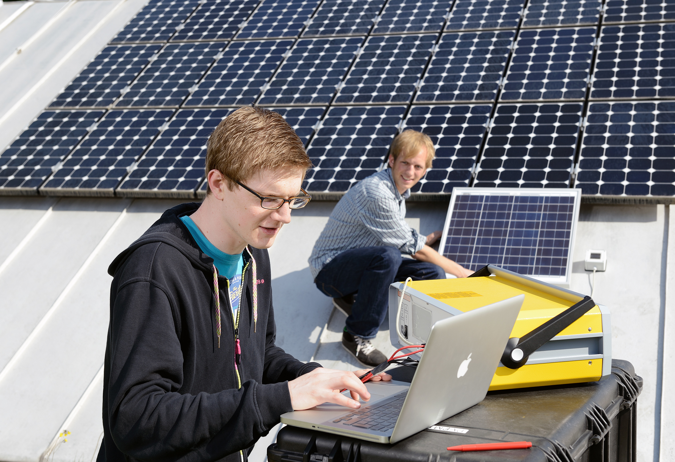 Studierende werten in einer Projektarbeit Daten einer der Photovoltaik-Anlagen der HKA aus 