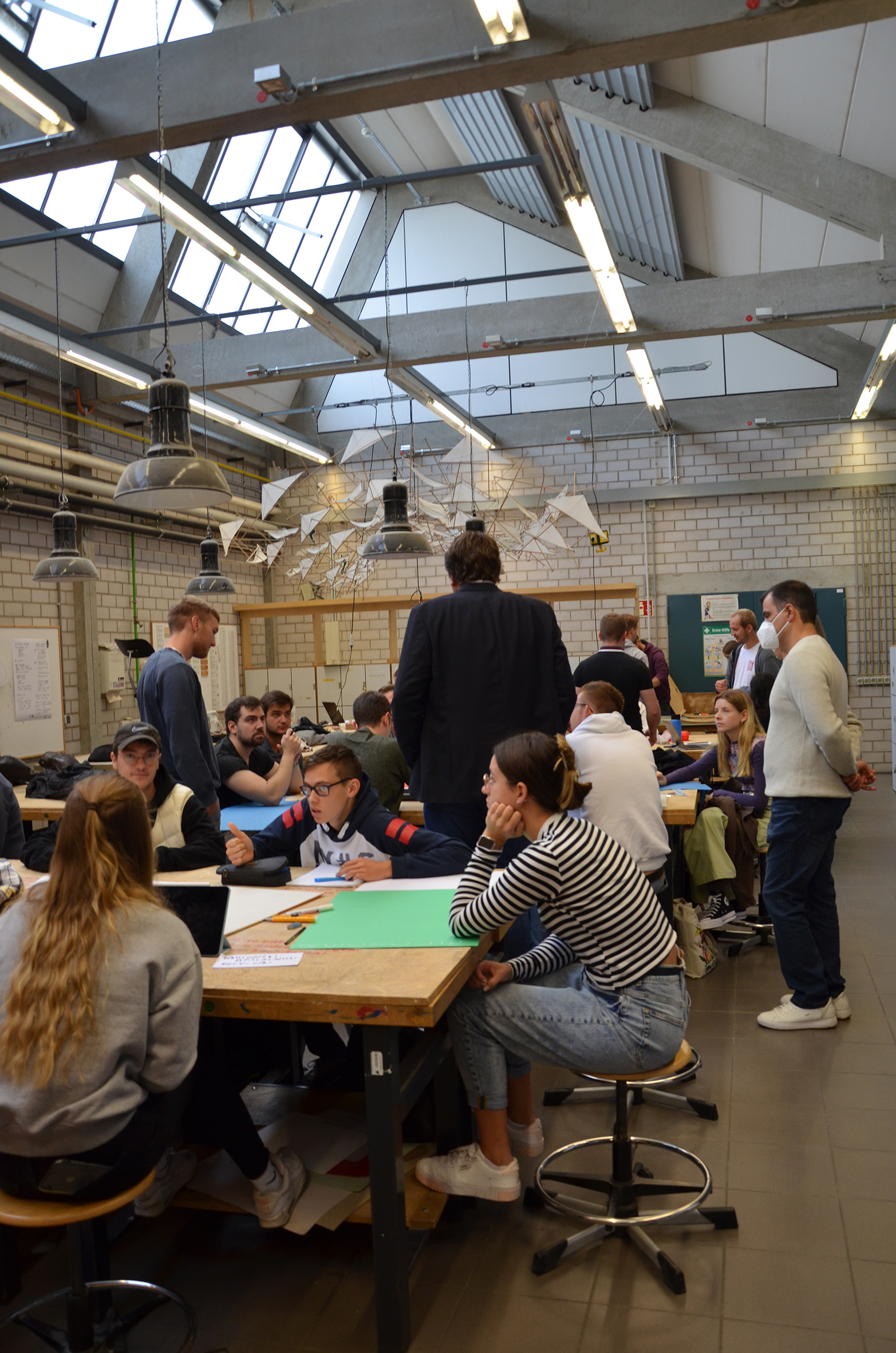 Erstsemester der Fakultät für Architektur und Bauwesen in gemischten Teams Studierende setzen kreative Ideen in gemischten Teams um