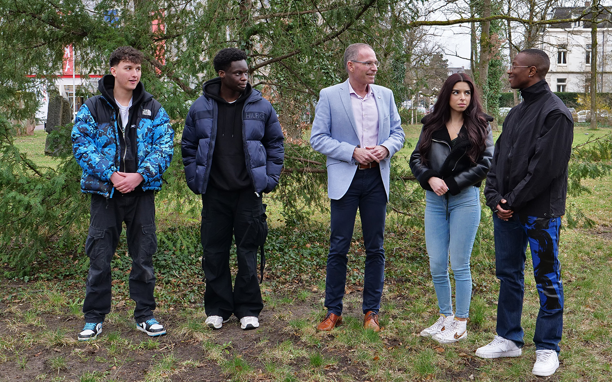 Rektor Prof. Dr. Frank Artinger im Gespräch mit „Erstis“ nach der allgemeinen Begrüßung zum Sommersemester 2023