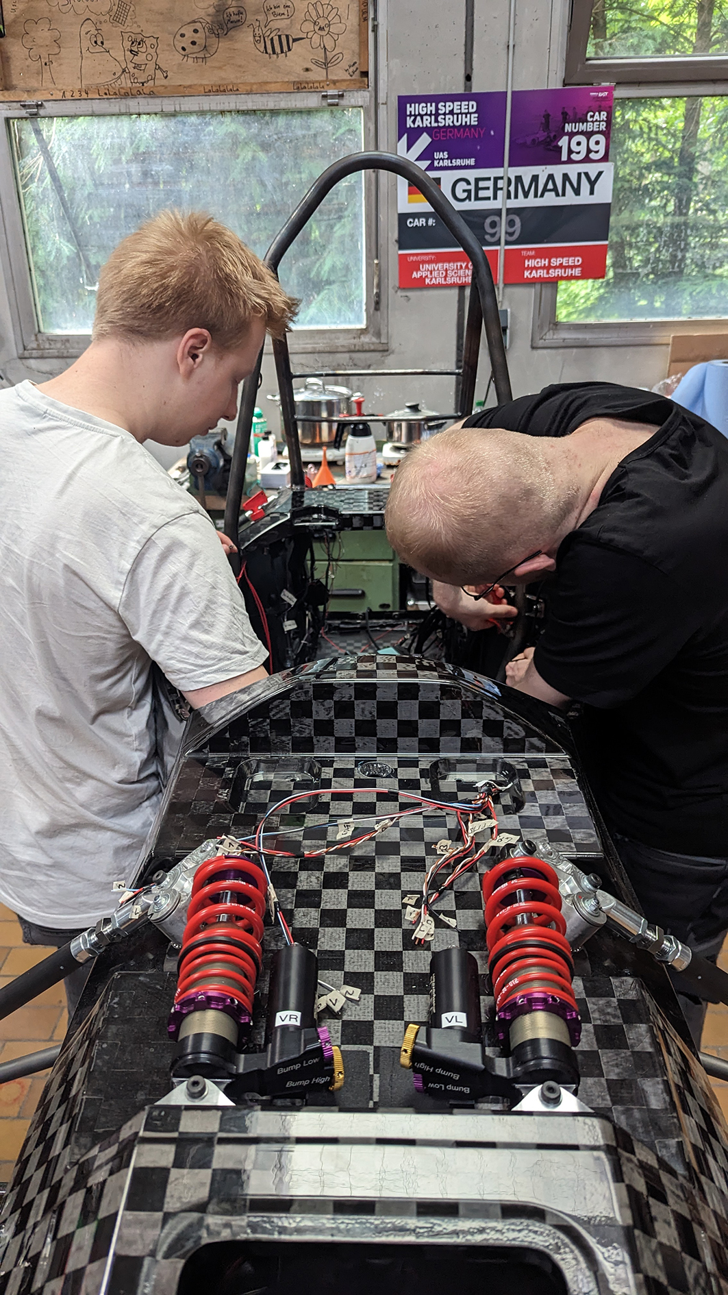 HKA-Studierende präsentieren selbst gebauten elektrischen Rennwagen