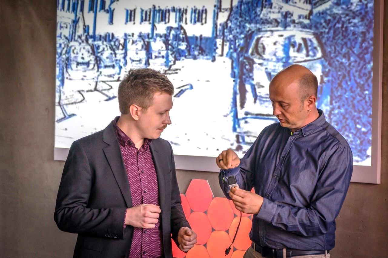 Christian Frank M.Sc. (l.) und Prof. Dr. Jan Bauer diskutieren anhand einer heute gängigen Automotive-Kamera im Labor für Bildverarbeitung „P!X3LFLUX“ der Fakultät Elektro- und Informationstechnik die Herausforderungen für die Integration der innovativen Event-Kameras in das Auto