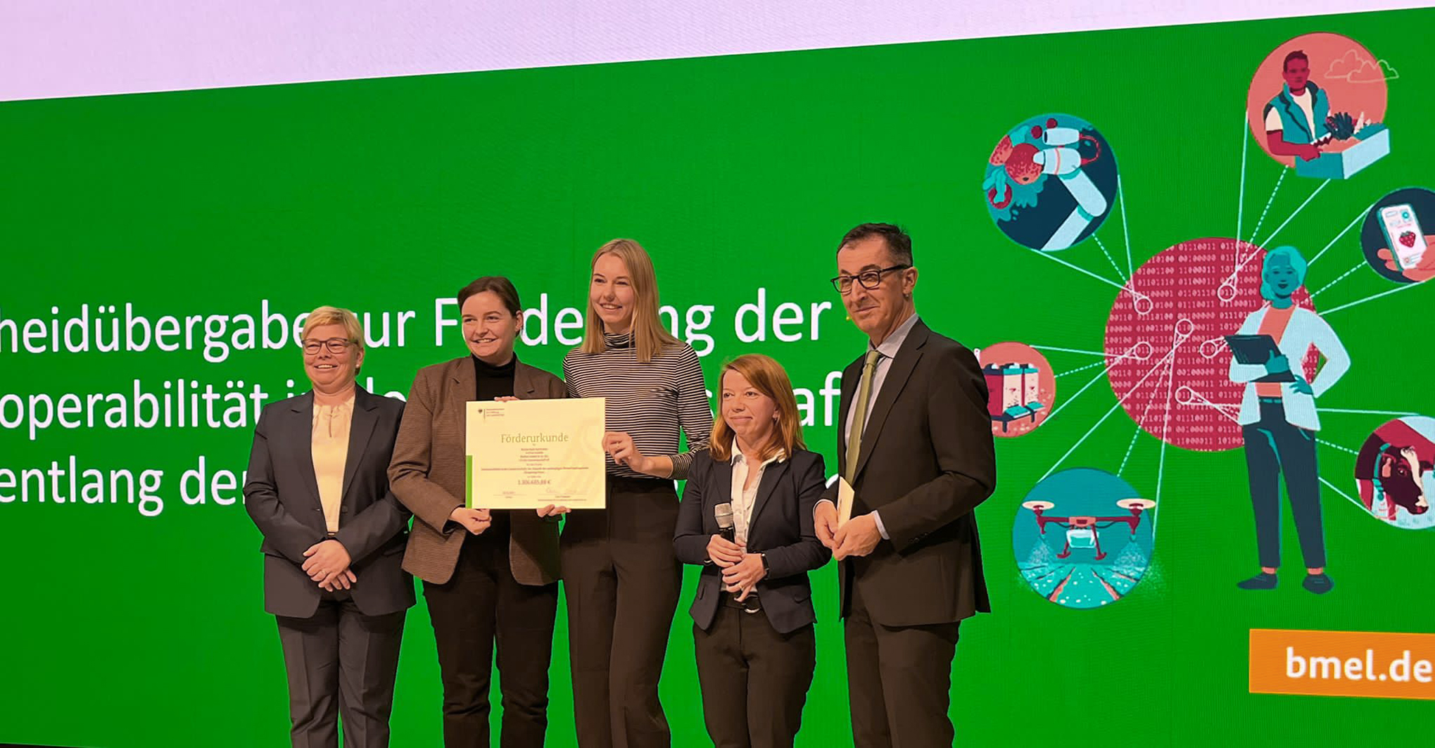 Bundeslandwirtschaftsminister Cem Özdemir überreicht auf der Grünen Woche den Zuwendungsbescheid für das Projekt „SimpleAgriData“ an Verbundkoordinatorin Prof. Dr. Christine Preisach