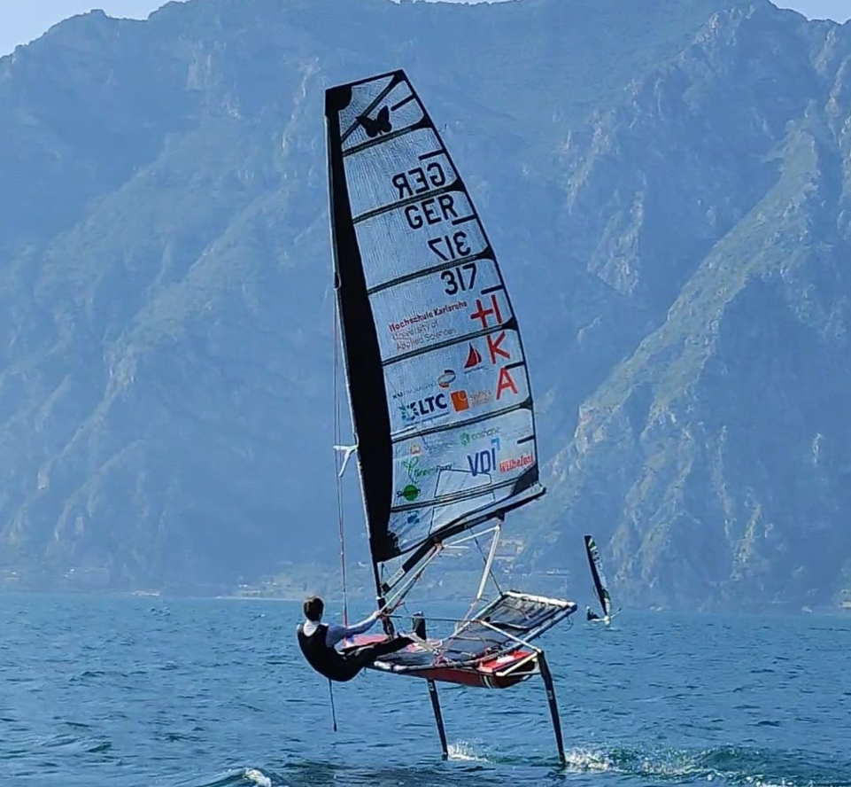 „Fliegen“ statt Segeln – erfolgreiche Premiere für die HKA-Studierenden bei der SuMoth Challenge