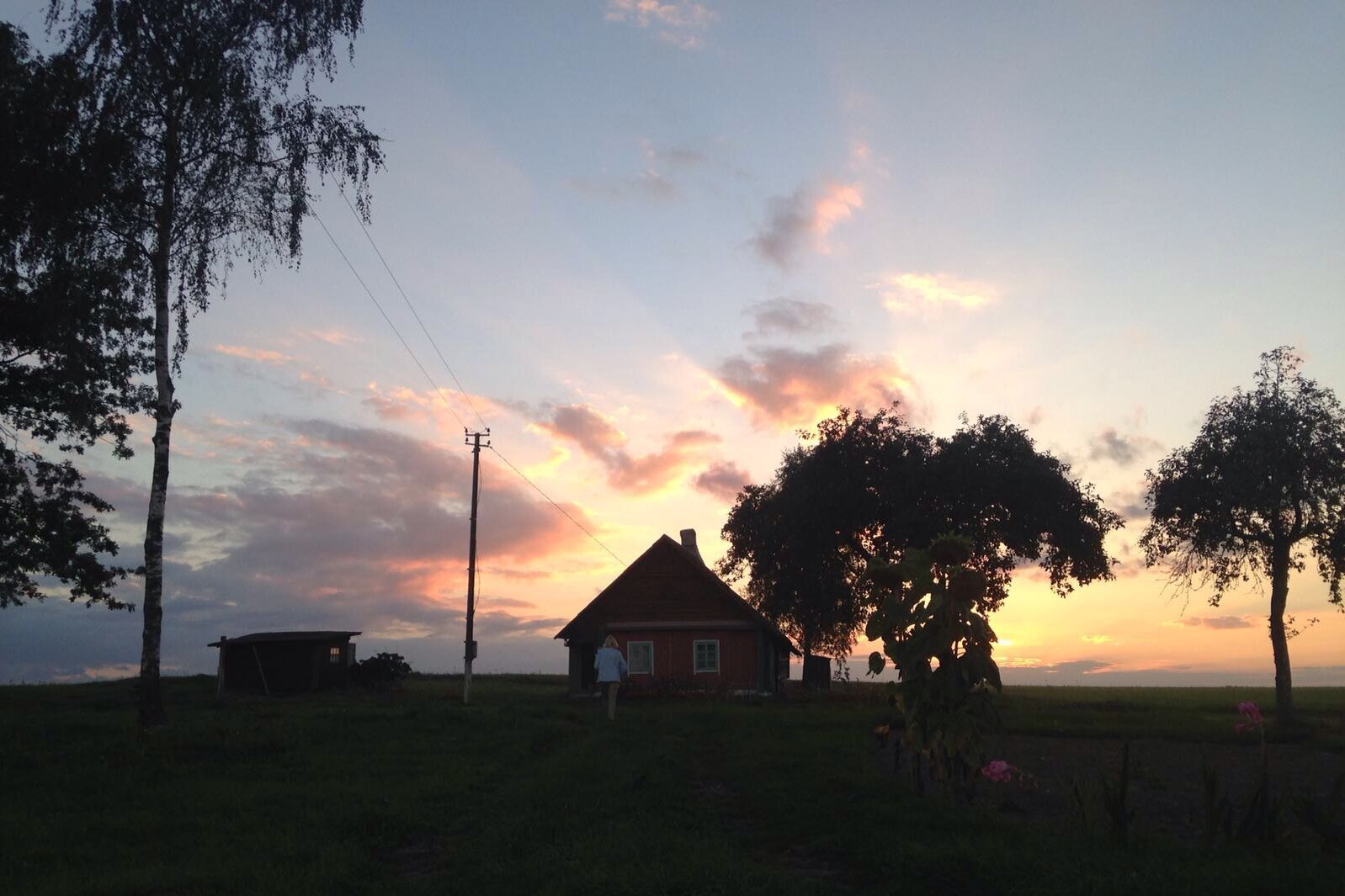 Kleines Haus im Sonnenuntergang in Litauen