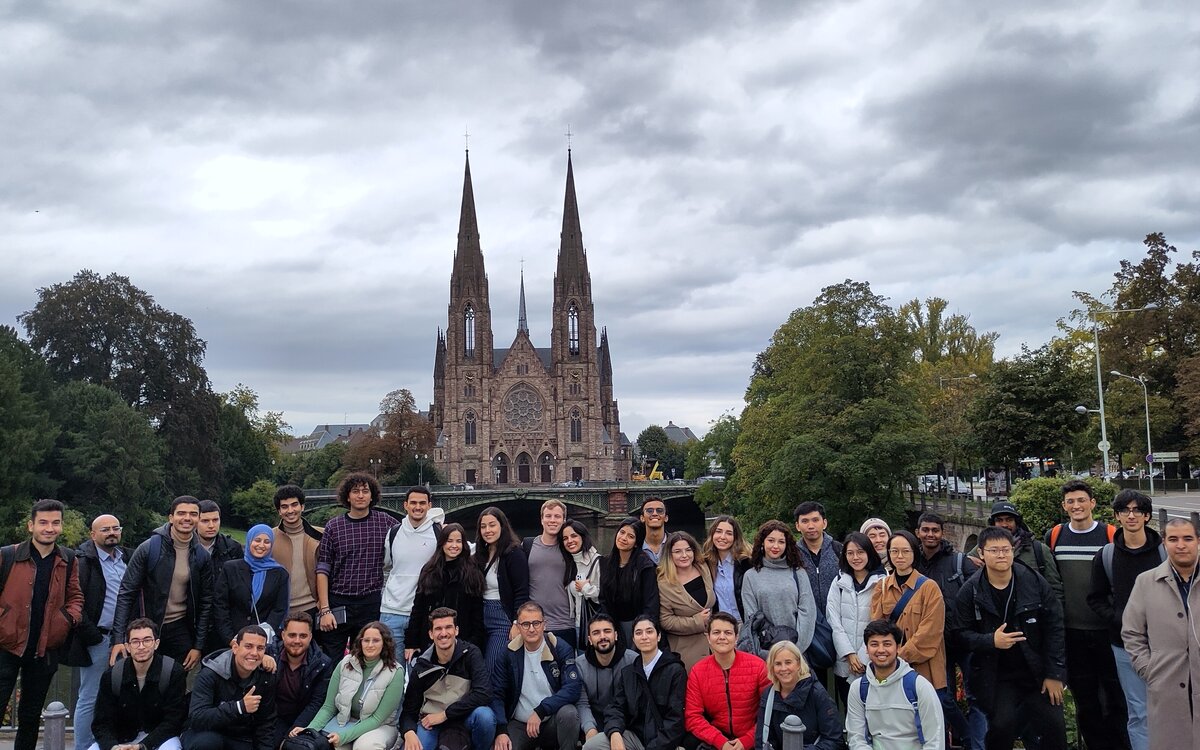 Straßburg-Exkursion Oktober 2024_1 A group of 30 students is standing in front of a church in Strasbourg