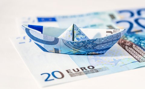 20 Euro-Scheine, einer davon zu einem Schiff gefaltet