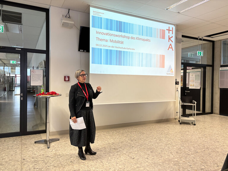Rektorin Prof. Dr. Beck begr&uuml;&szlig;t die G&auml;ste des Workshops.