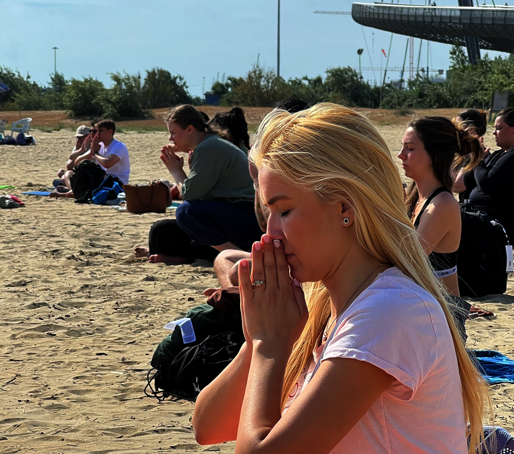 Teilnehmerin der INGENIUM Junior Summer School 2025 bei einer Meditation am Strand von Pescara