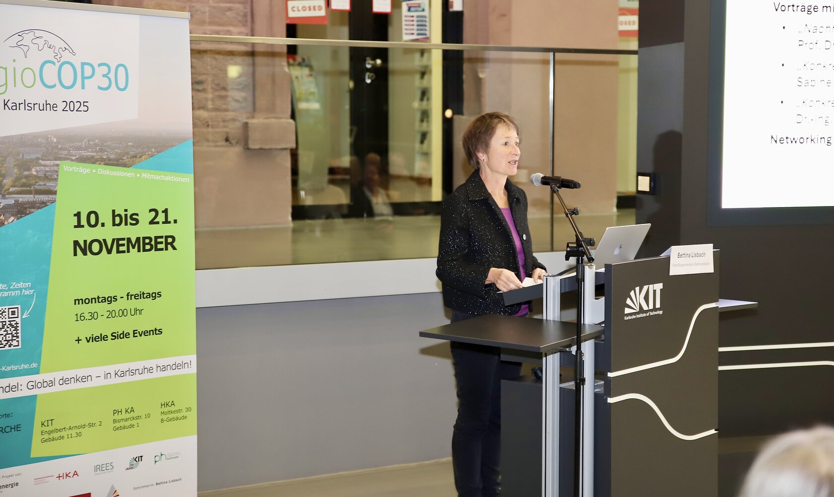 Erste Bürgermeisterin der Stadt Karlsruhe Bettina Lisbach hält eine Rede im Rathaus zur RegioCOP30 Karlsruhe.
