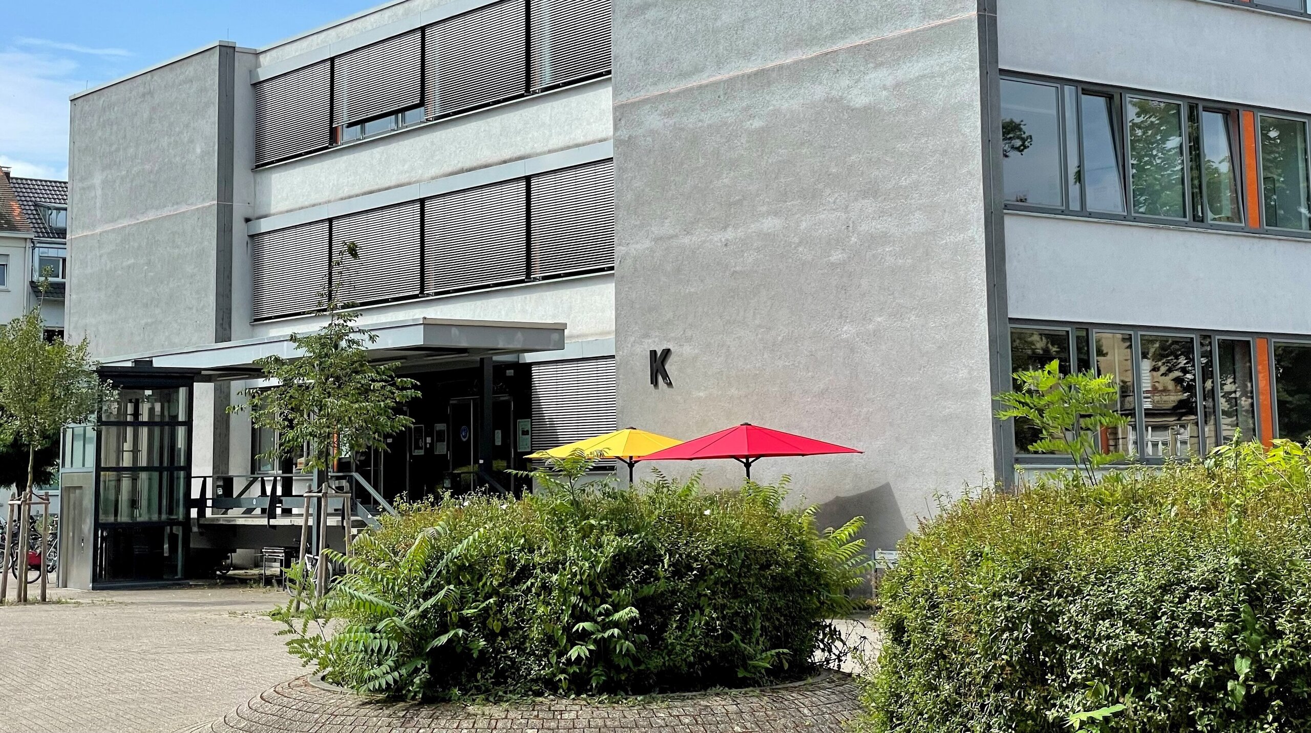 Fakultät-W-HKA-K-Gebäude Außenansicht des K-Gebäudes der Fakultät W
