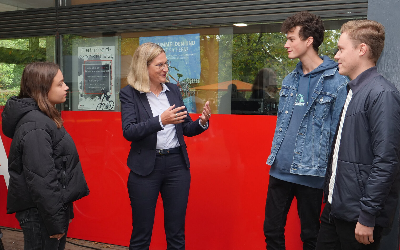 Prof. Dr. Angelika Altmann-Dieses (2. v. l.), Prorektorin für Studium, Lehre und Internationales, im Gespräch mit „Erstis“ nach der allgemeinen Begrüßung zum Wintersemester 2022/23