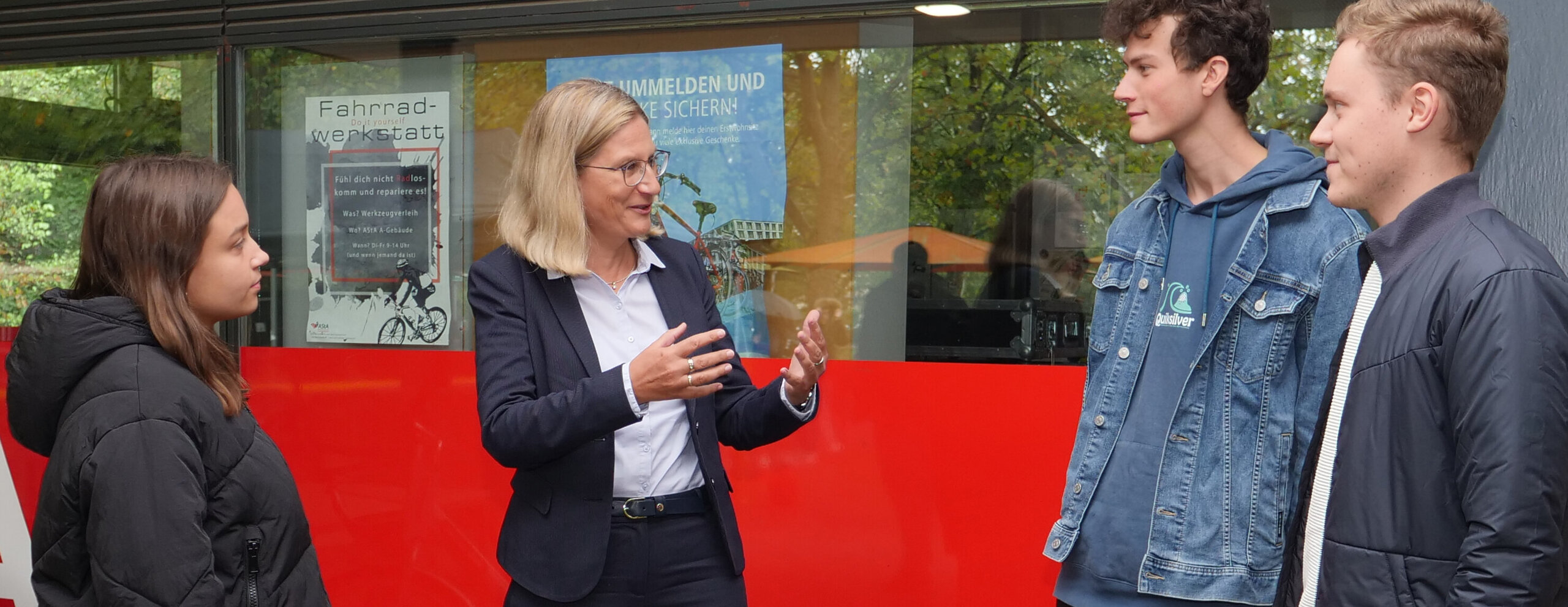 Erstsemesterbegrüßung an der HKA Prorektorin Prof. Dr. Altmann-Dieses mit Erstsemestern im Gespräch