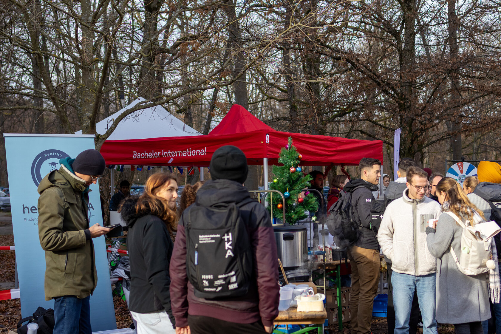 Foto der Stände auf dem HKAdventsmarkt.