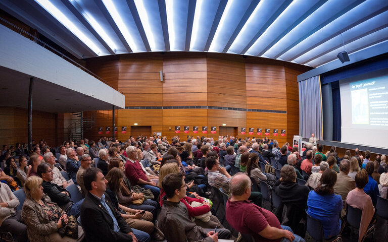 Publikum der Langen Nacht der Mathematik an der HKA