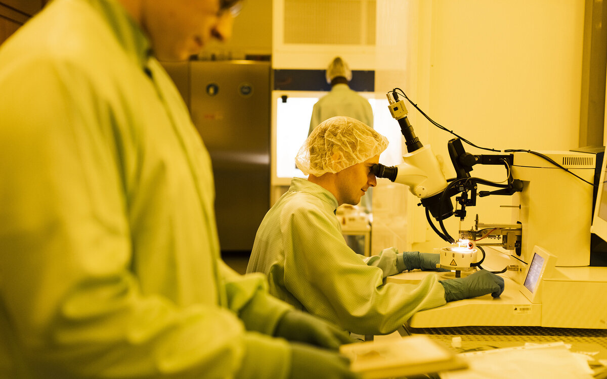 students with microscopes in the HKA clean room