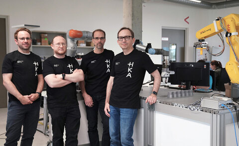 Im Projekt FEATHER forscht ein interdisziplinäres Team der HKA daran, durch föderiertes maschinelles Lernen robotische Systeme verschiedener Unternehmen zu trainieren – direkt vor Ort und ohne Weitergabe sensibler Daten. V. l. n. r.: Christian Friedrich, Björn Hein, Christian Zirpins und Oliver Waldhorst