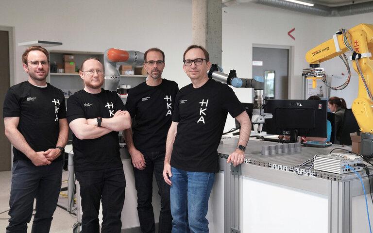 Im Projekt FEATHER forscht ein interdisziplinäres Team der HKA daran, durch föderiertes maschinelles Lernen robotische Systeme verschiedener Unternehmen zu trainieren – direkt vor Ort und ohne Weitergabe sensibler Daten. V. l. n. r.: Christian Friedrich, Björn Hein, Christian Zirpins und Oliver Waldhorst