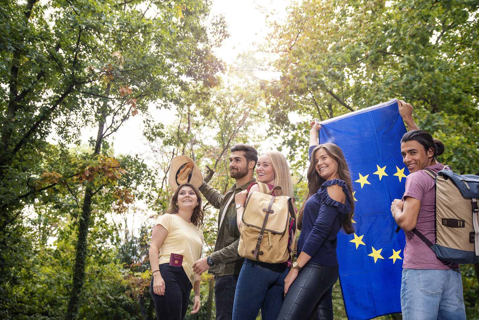 junge Menschen mit Europaflagge