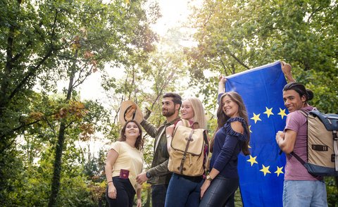 junge Menschen mit Europaflagge