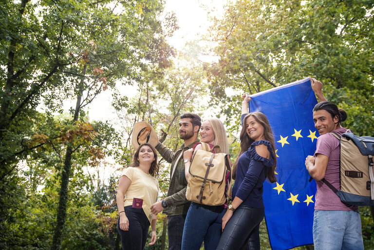 Studierende mit Europaflagge